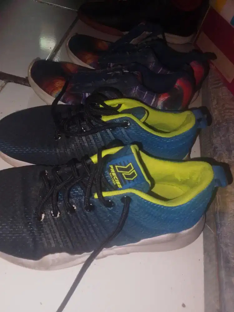 Sepatu bekas masih layak pakai