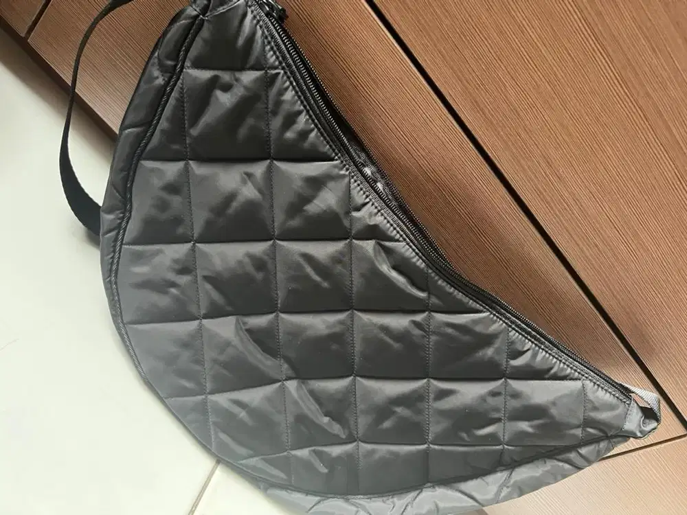 Tas hitam uniqlo