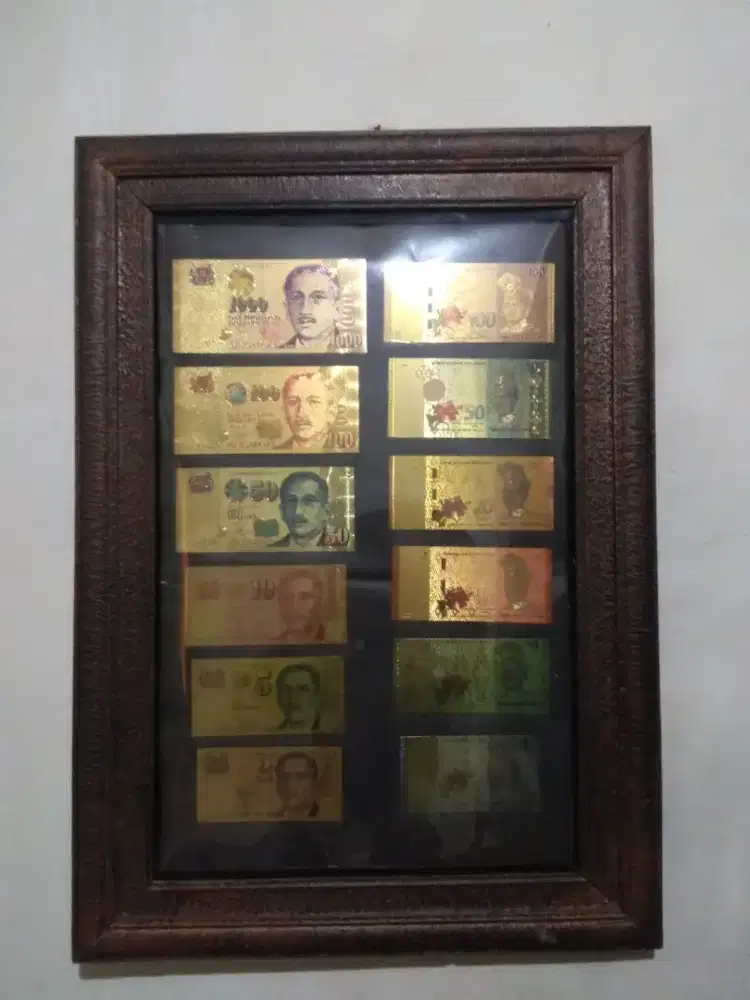 Hiasan dinding souvenir uang