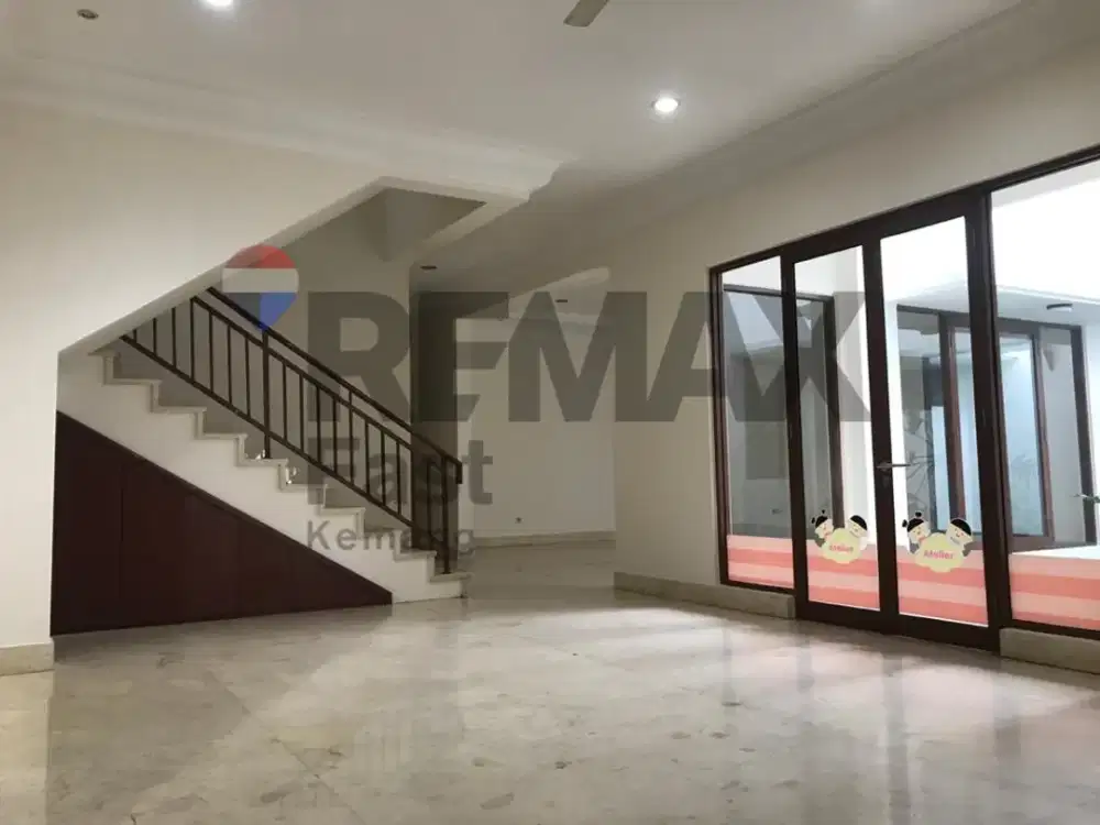 DIJUAL – RUMAH BESAR STRATEGIS DI JALAN UTAMA