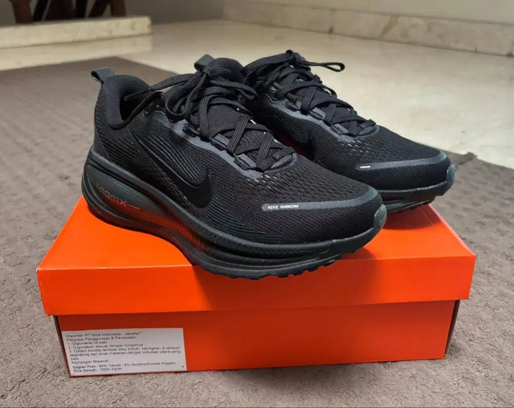 Nike Vomero 18 - Full Black (size 41)
