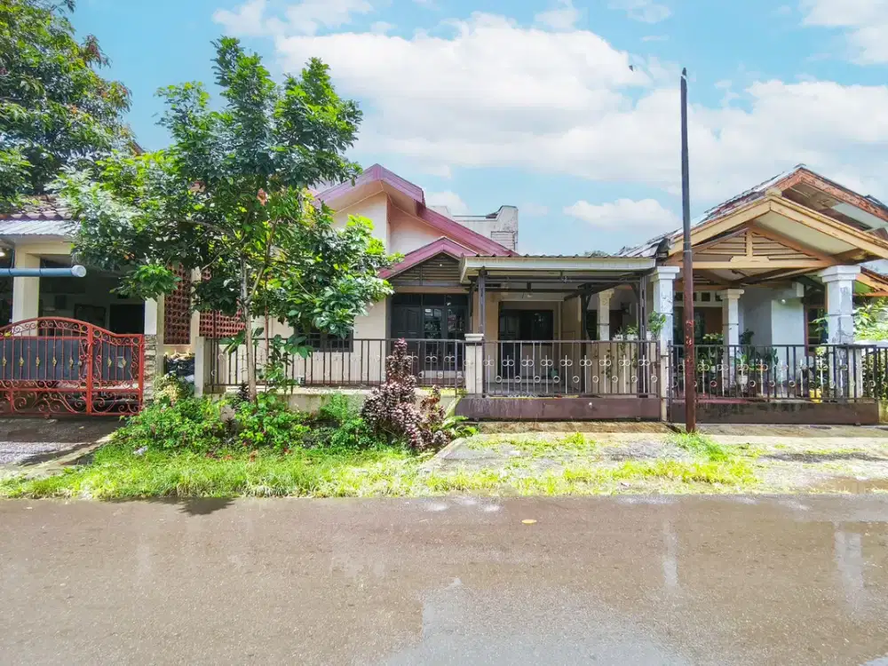 Rumah Luas 3 Kamar 15 menit ke Pintu Tol Cibadak 2 Hadap Timur J-44005