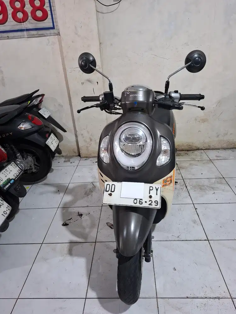 Honda Scoopy 2024 cokelat kuning