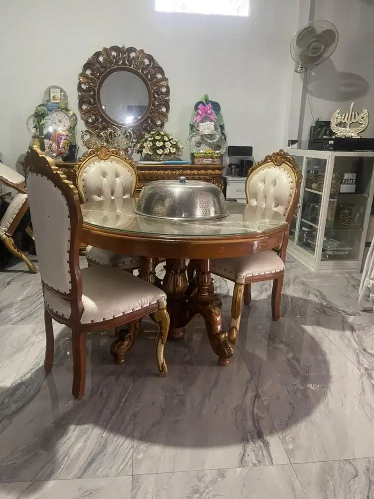 Meja Makan Bundar Ukiran Jepara
