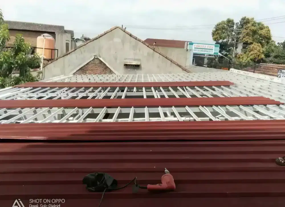 Pasang kanopi rangka baja ringan