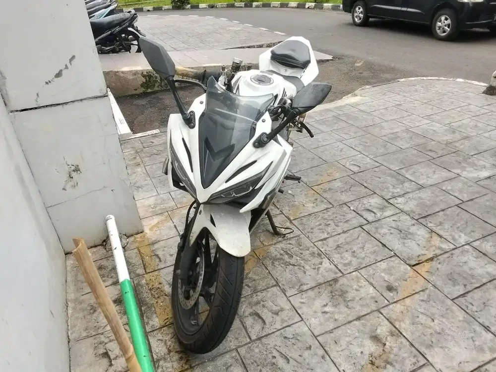 Di jual motor honda CBR 150 cc sport warna putih