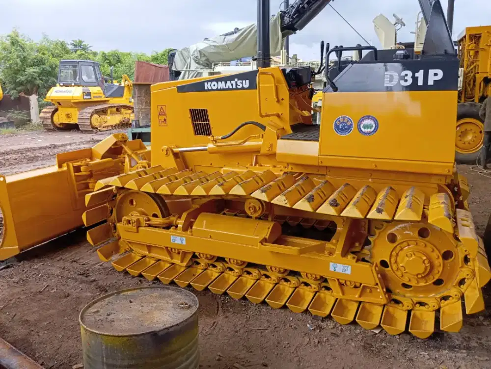 Doser Komatsu D31P Bulldozer Crawler Tractor build up