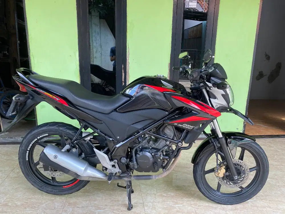 Dijual motor honda CB 150 R Streetfire (DOHC 6 Speed)