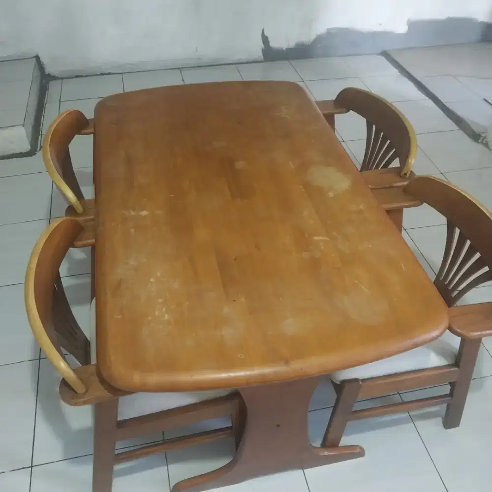 Dijual satu set meja makan kayu