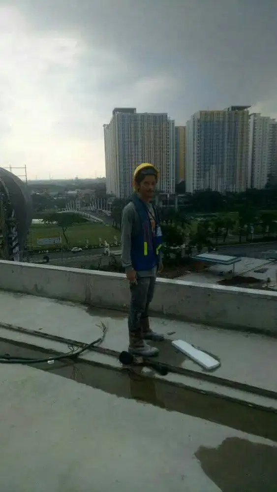 Cari kerjaan sebagai tukang kebun atau security