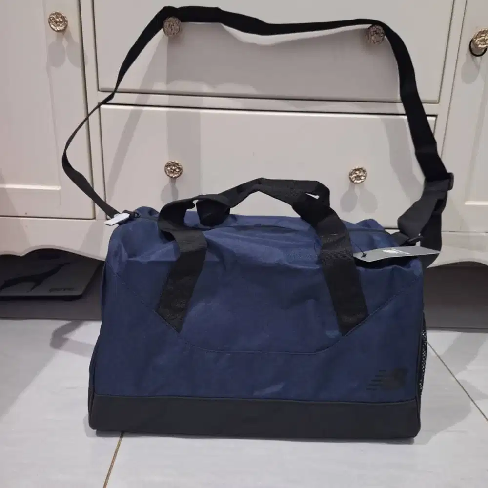 Tas Travel NEW BALANCE - NEW Small Duffel (24 L) Gym Bag Original