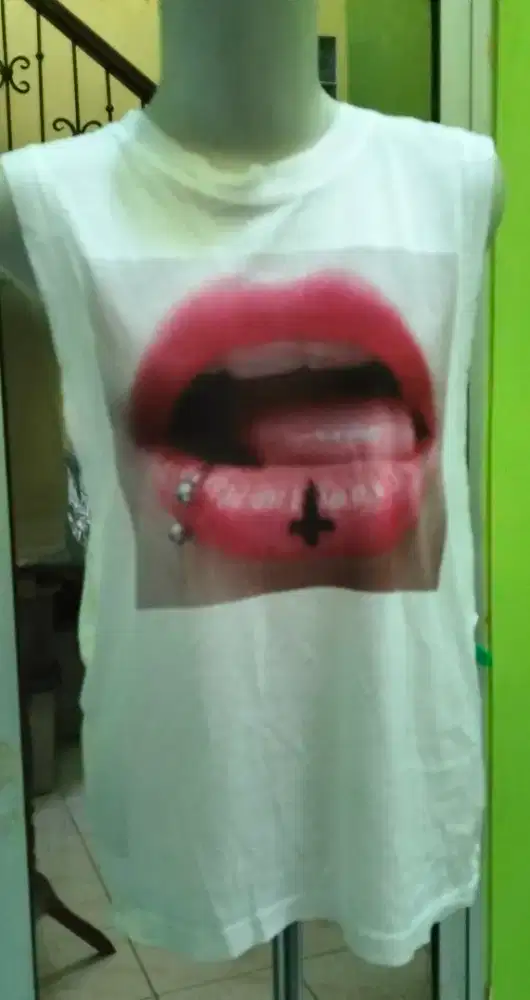 dijual
kaos croptop 
katun
sleeveless 
like new
putih
freesize to L