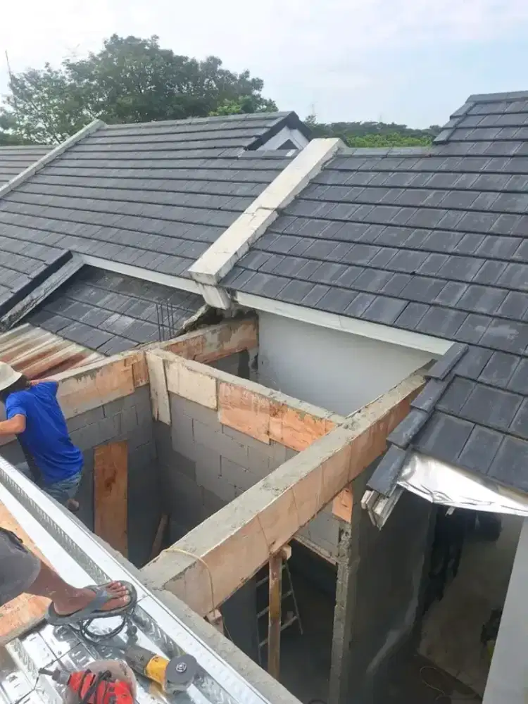 Tukang bangunan harian maupun borongan