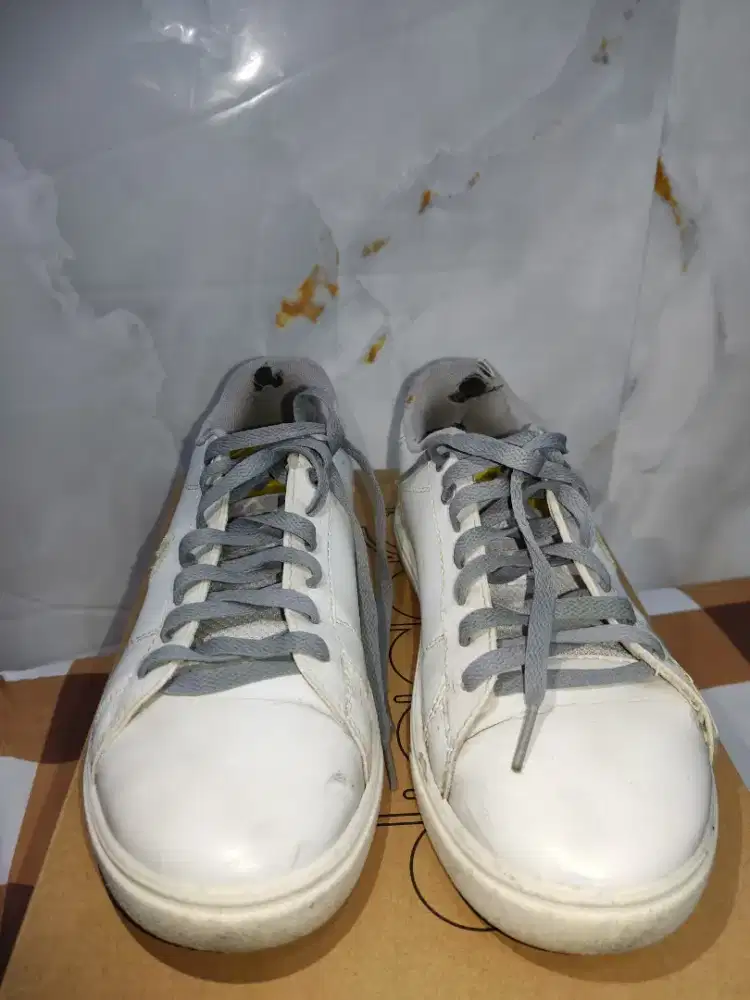Jual butuh sepatu putih
