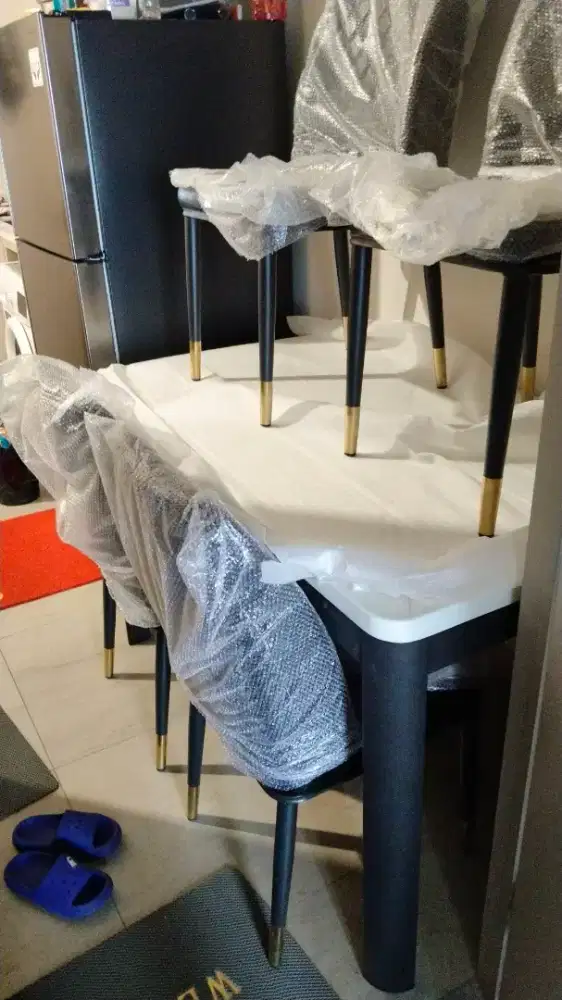 Di jual meja mkn kursi 4 pemakaian pribadi kondisi mulus