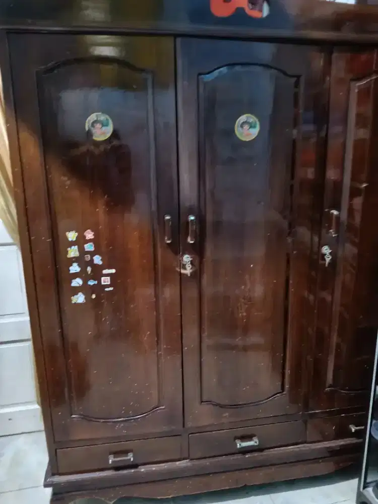 Lemari pakaian jati