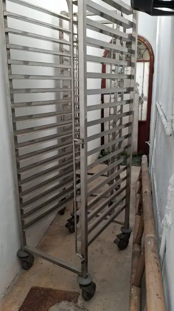 rak roti stainlees 2 unit..baru gak jadi pakai...