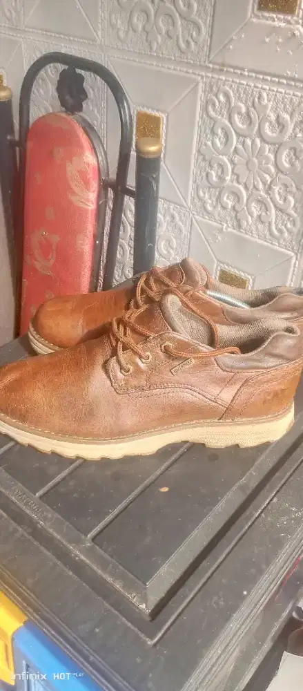Sepatu kulit caterpilar