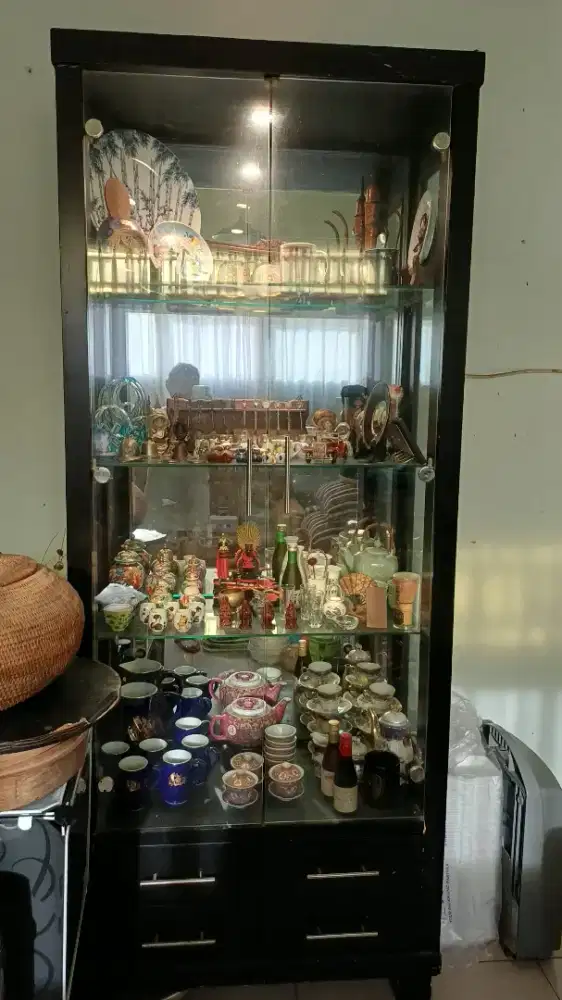 Lemari Hias + Isi Barang Souvenir STW  dr LN