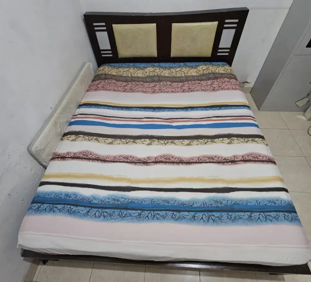 Dipan kayu dan kasur