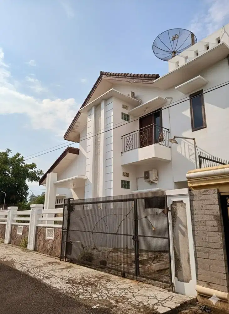 RUMAH 2 LANTAI LINGKUNGAN AMAN & STRATEGIS - NYAMAN UNTUK KELUARGA