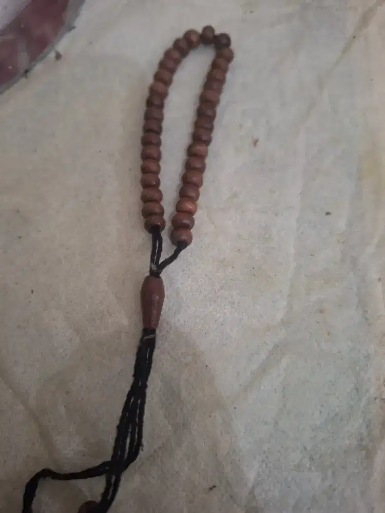 Tasbih dengan berbahan 
Kayu stigi dengan bentuk 
kayu berbentuk bulat