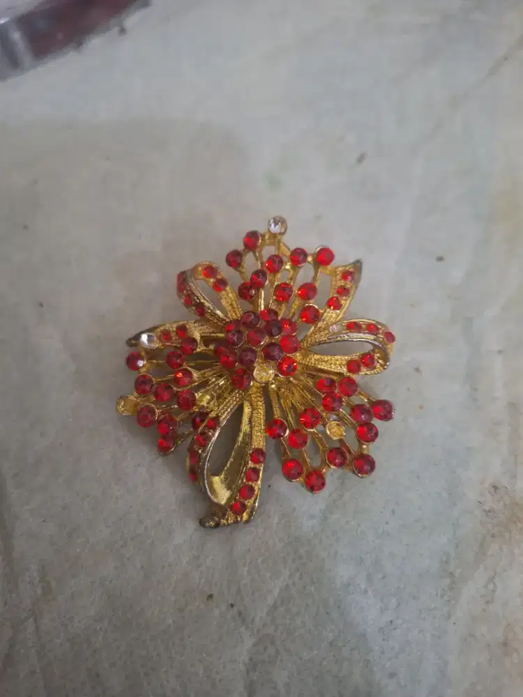 Pin bross warna merah 
Berbentuk model bunga 
Limited edition 
Barang