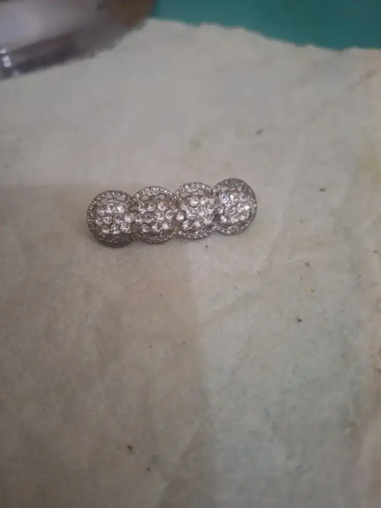 Pin bross bentuk 
Bulat-bulat manik manik 
Limited edition 
Barang ter