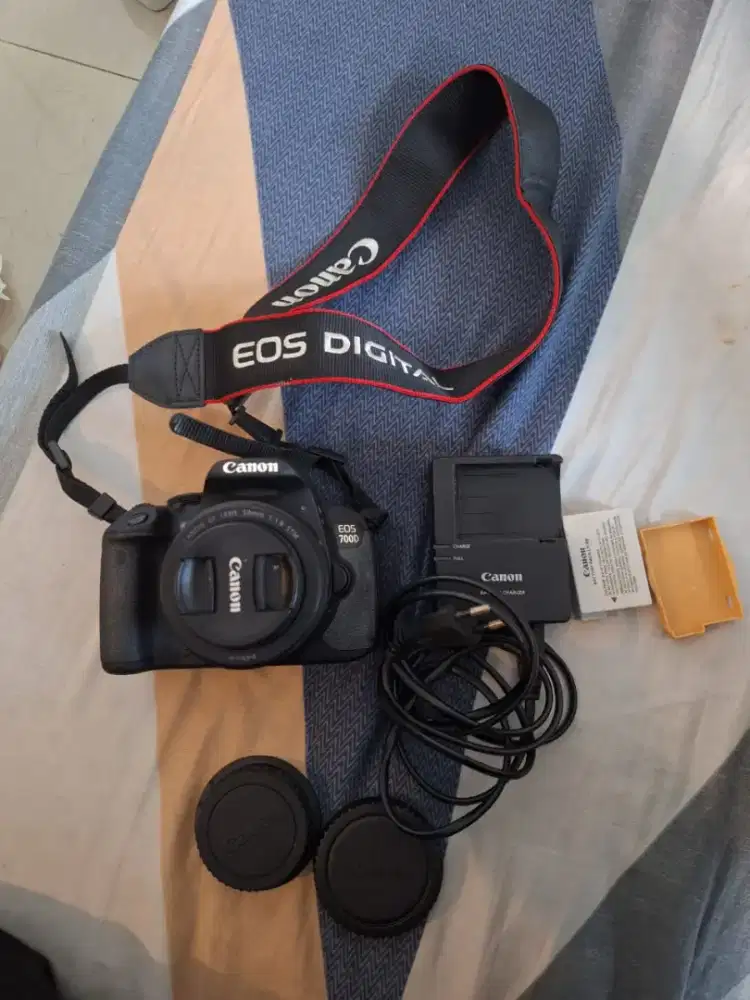 Camera Canon DSLR 700D + Lensa fix 50 STM