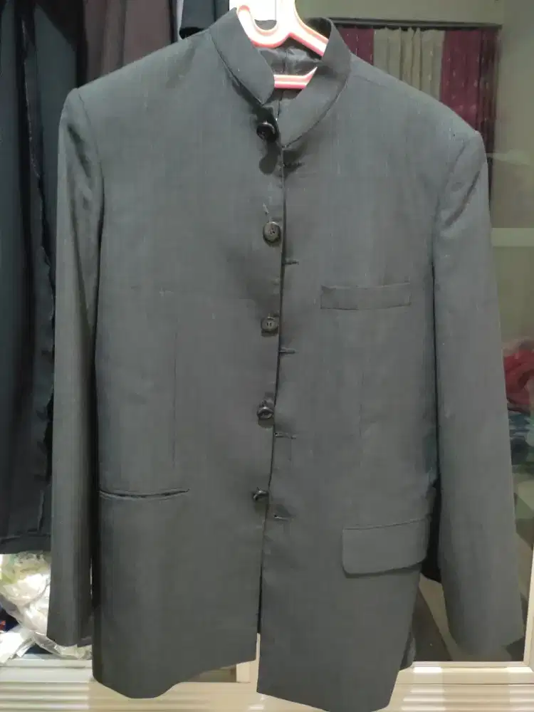 blazer pria warna hitam