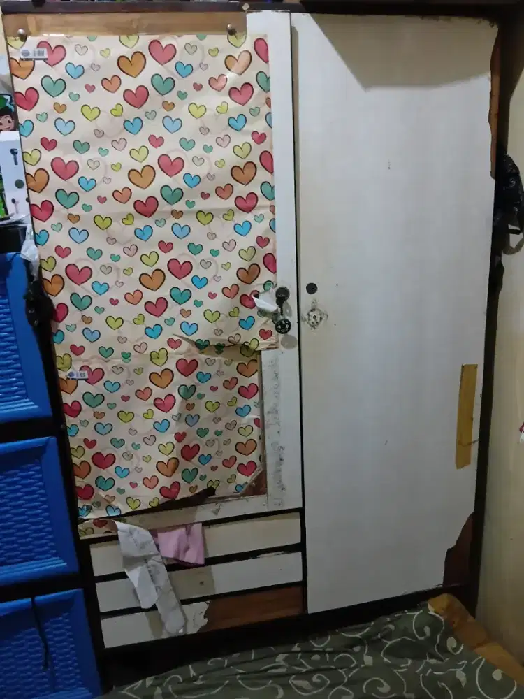 Lemari jati kacanya pecah