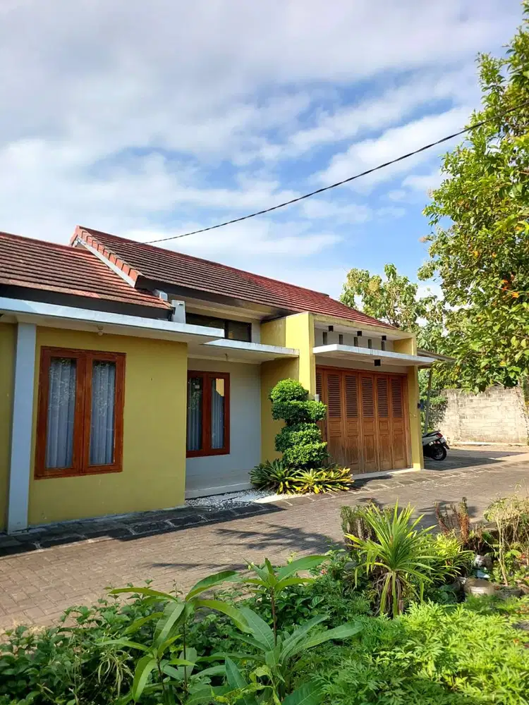 Rumah Halaman Luas dekat Jalan Pleret