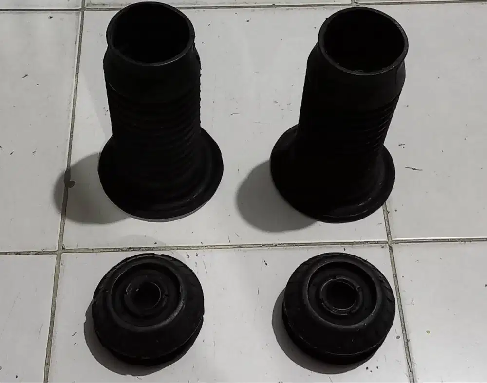 Karet Boot dan Tatakan Shock Breaker Original Toyota Yaris,mulus,NET.