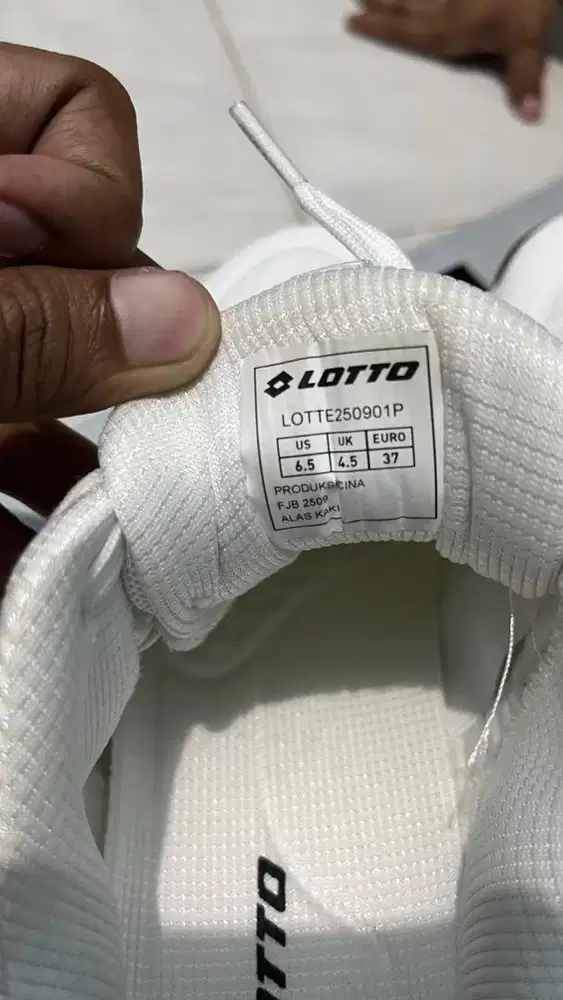 Sepatu olahraga tennis