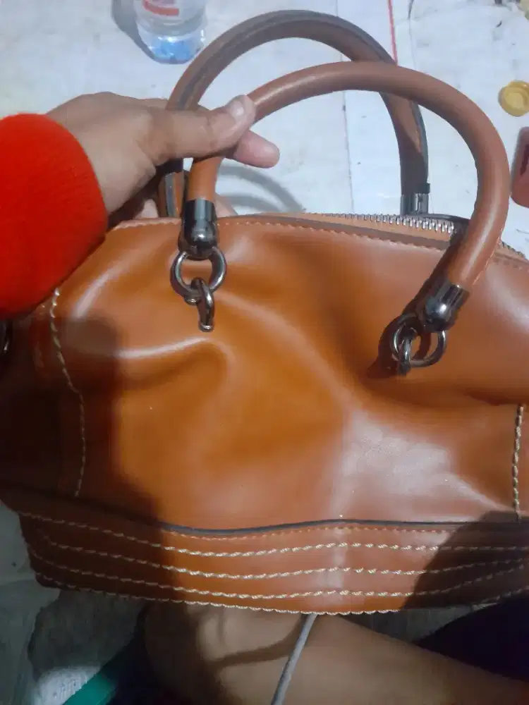 tas warna cokelat msh bagus ada tali ya