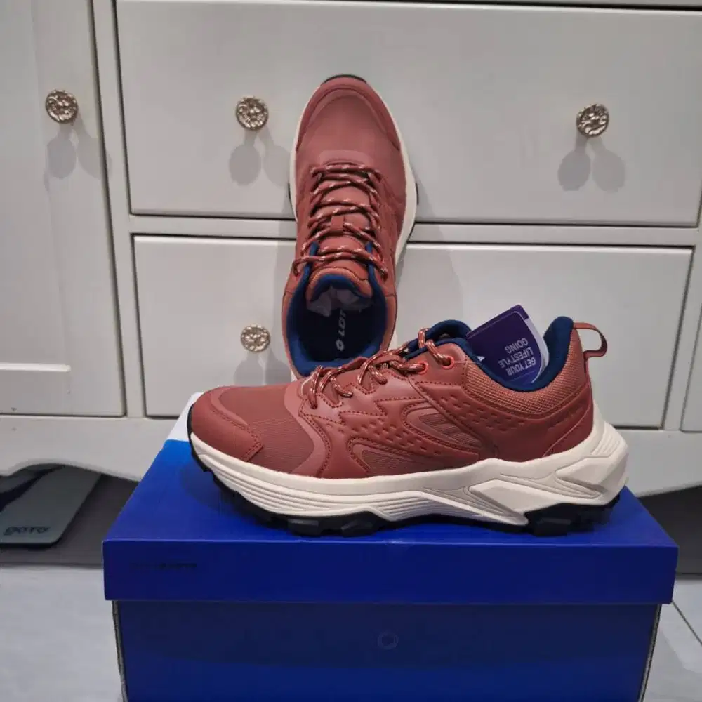 Sepatu LOTTO - LOT Elroy (A/M) Outdoor Shoes Original Merah / Coral