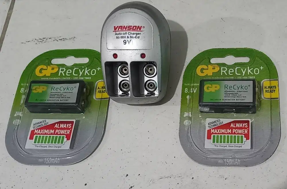 Charger Vanson 9V dan 2 Batere Recharge Kotak,merk Recyko,bagus,NET.
