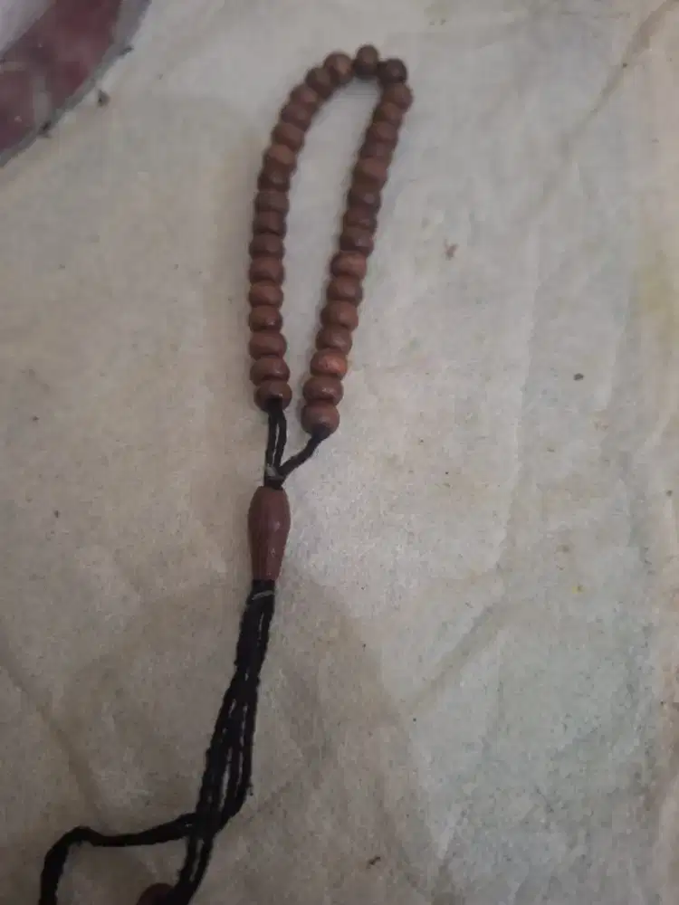 Tasbih dengan berbahan 
Kayu stigi dengan bentuk 
kayu berbentuk bulat