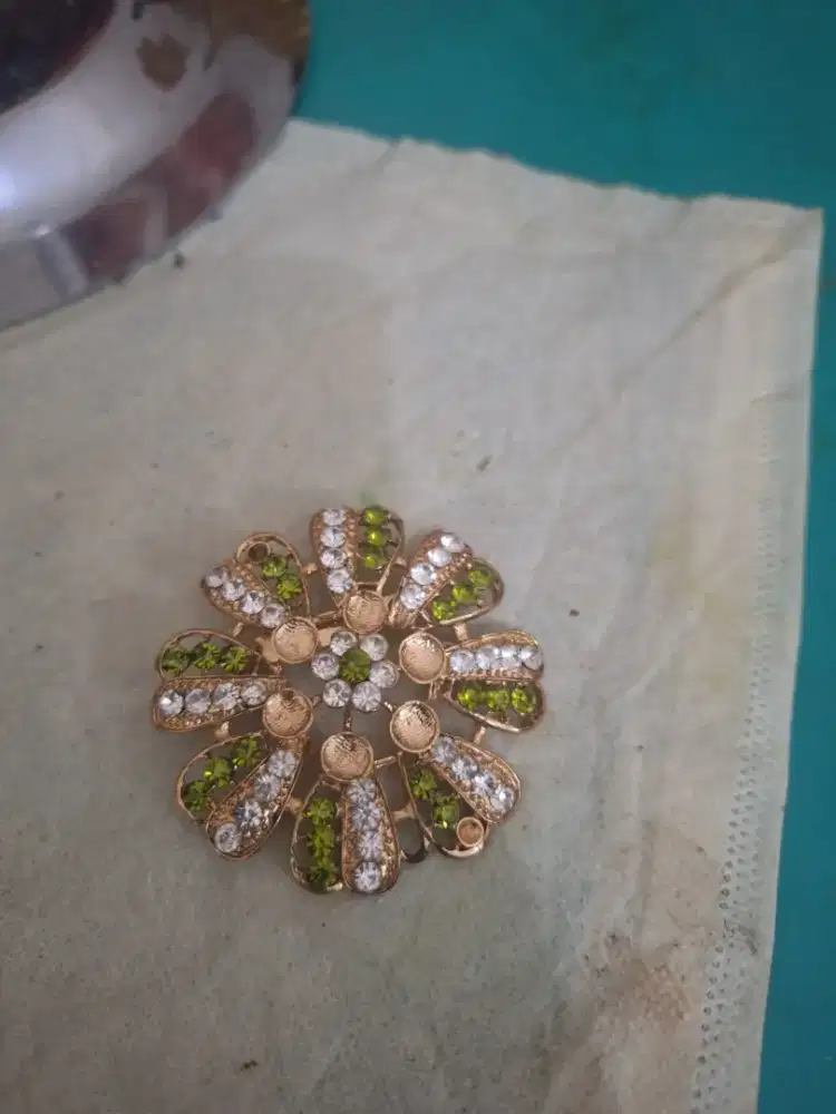 Pin bross model bunga 
Manik manik warna hijau 
Limited edition 
Baran