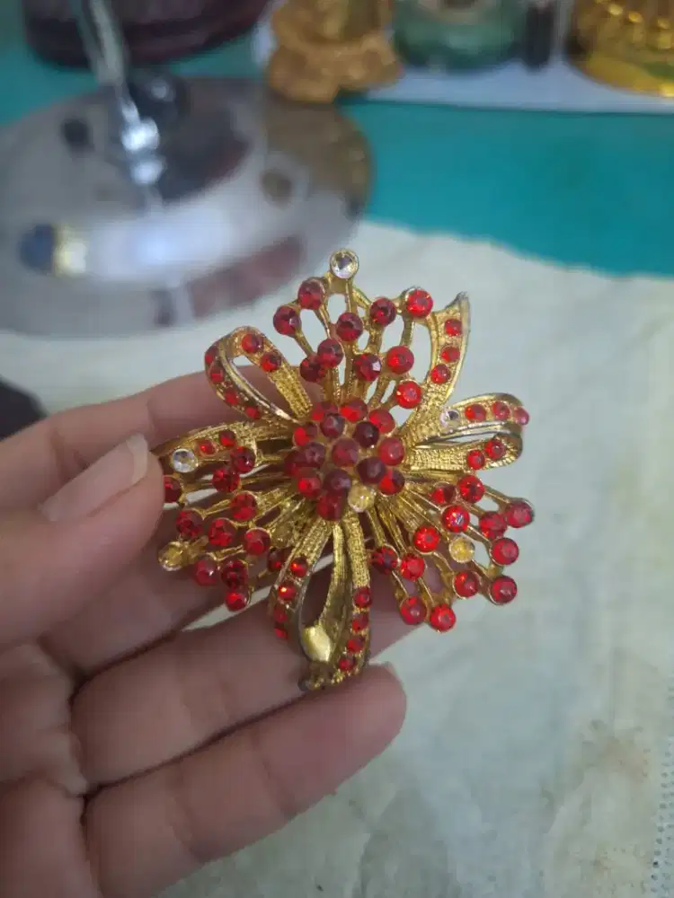 Pin bross warna merah 
Berbentuk model bunga 
Limited edition 
Barang