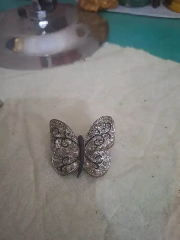 Pin bross bentuk 
Kupu-kup warna silver 
Limited edition 
Barang tera