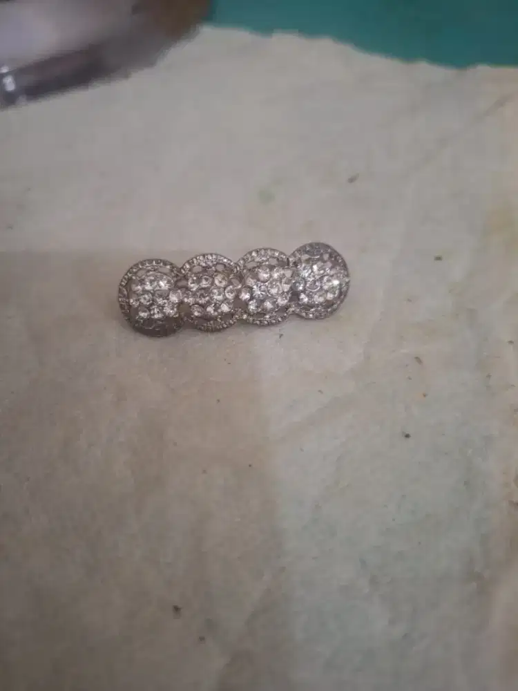 Pin bross bentuk 
Bulat-bulat manik manik 
Limited edition 
Barang ter