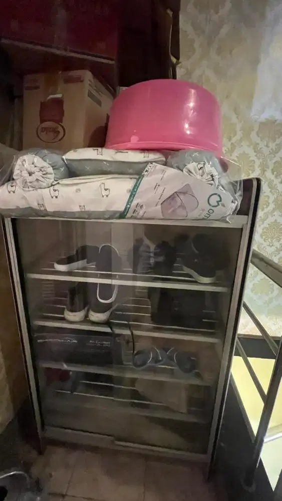 Etalase kaca sepatu lemari kaca sepatu rak sepatu jenis kaca