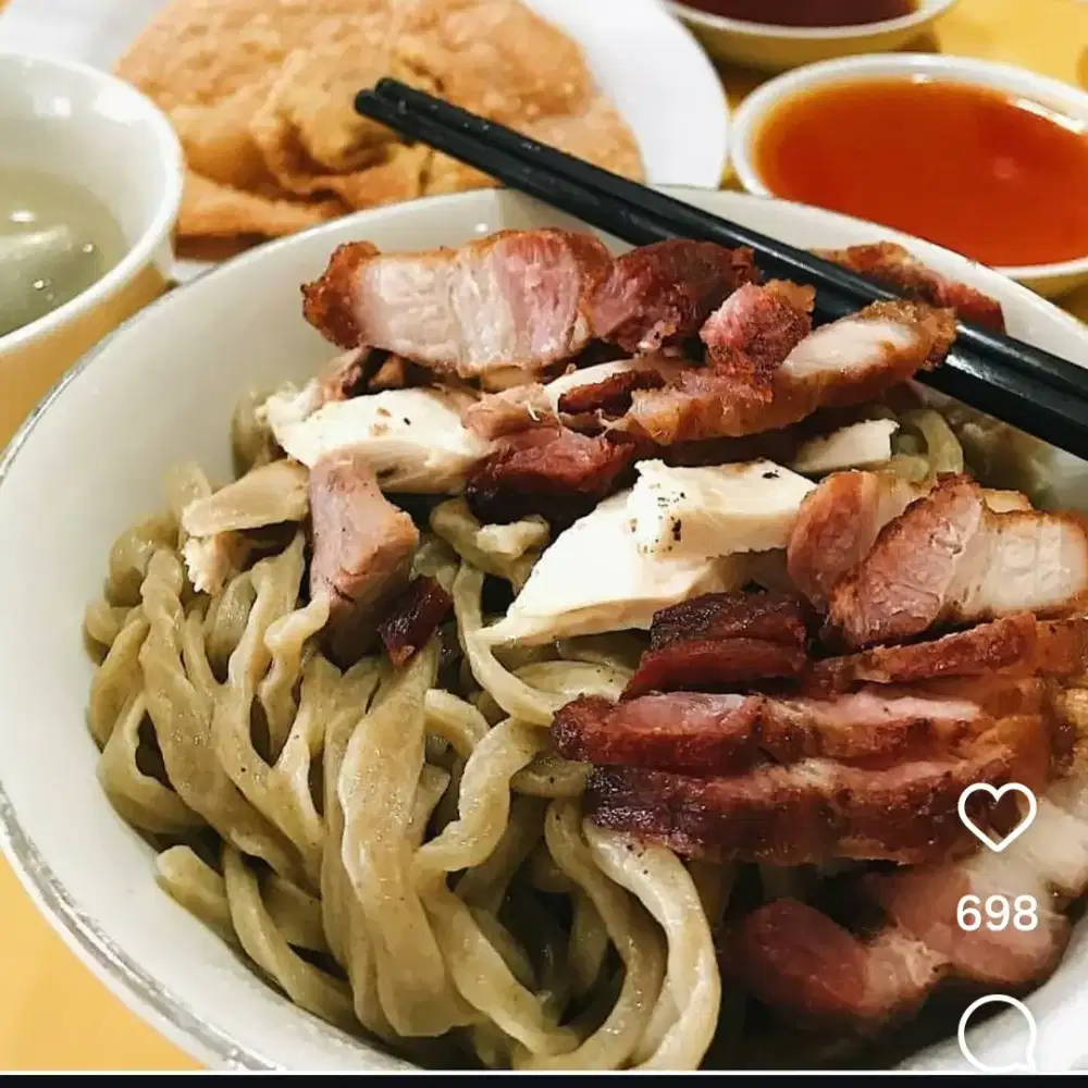 Karyawan / waiter resto chinese food dan bakmi