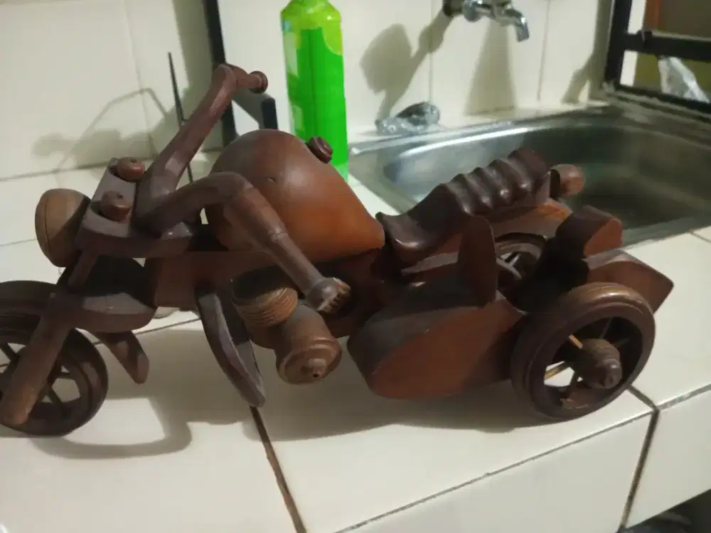 Pajangan motor Harley kayu jati