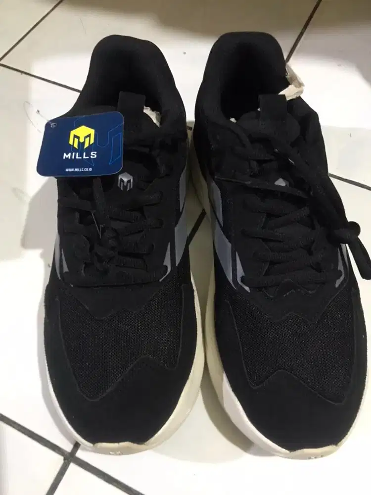 Sepatu Mills Revolt Edge Size 42 New