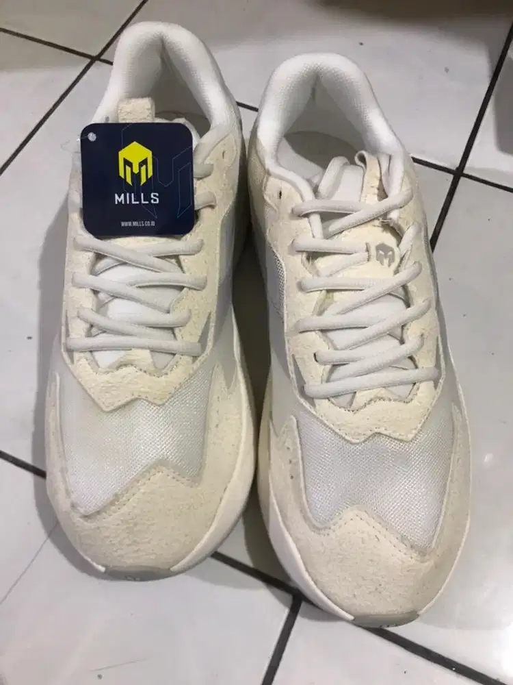 Sepatu Mills Revolt Edge Light Grey Size 42 New