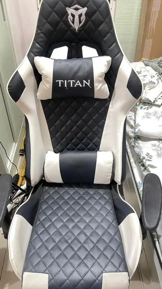 Set kursi gaming Titan free meja gaming
