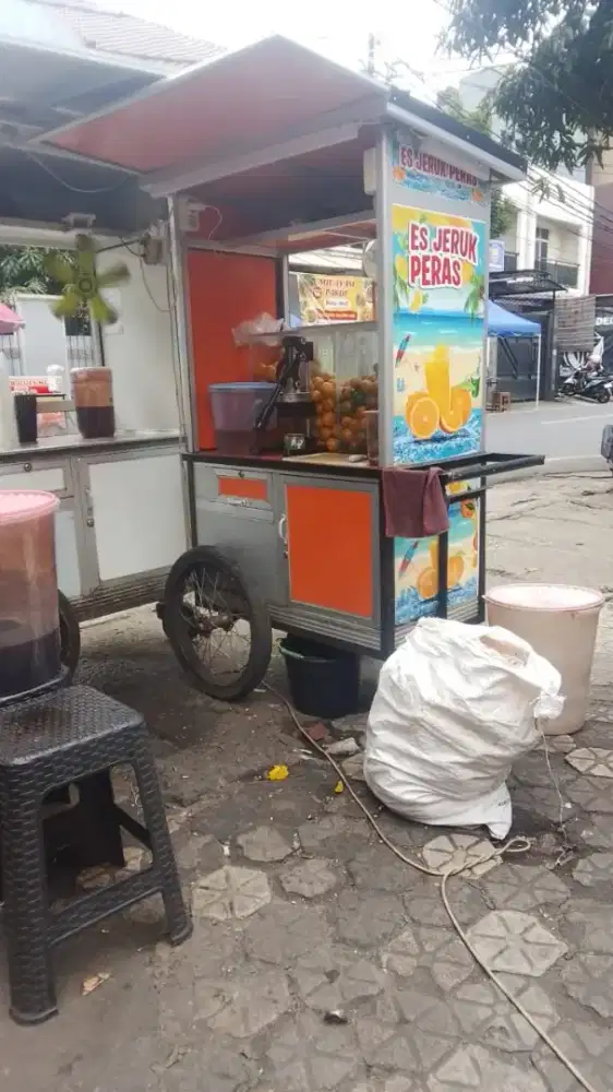 Stand es teh solo dan jeruk peras