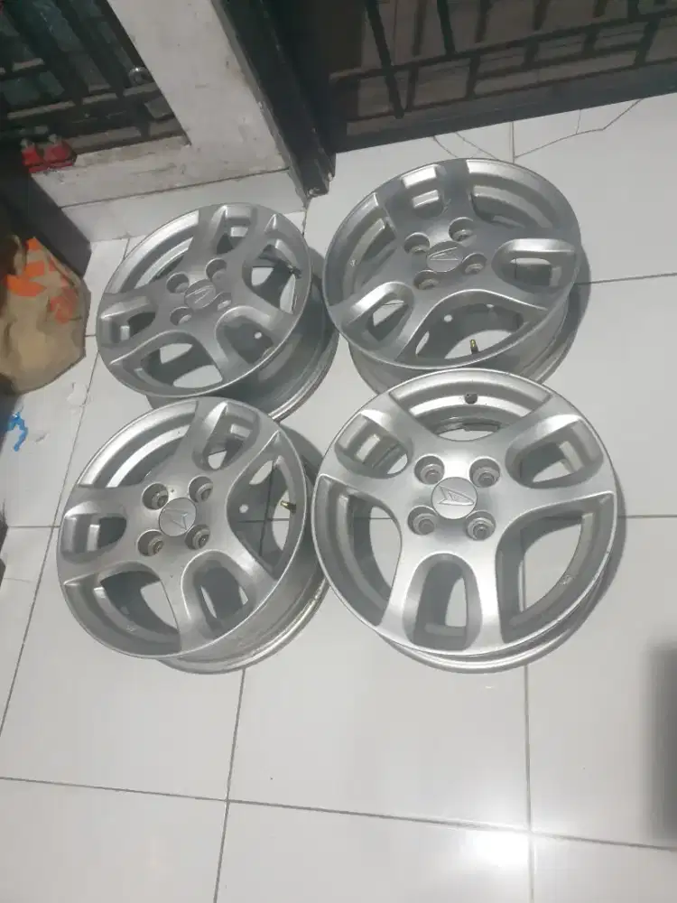 Velg oem ayla lama r14
